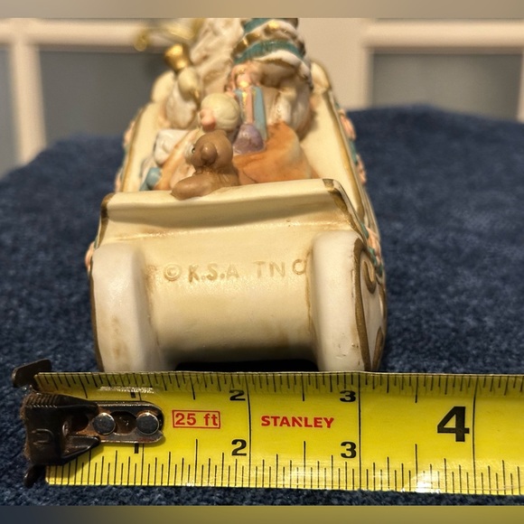 Porcelain musical sleigh holds Santa & gifts. Plays Here Comes Santa Claus. - Picture 8 of 8